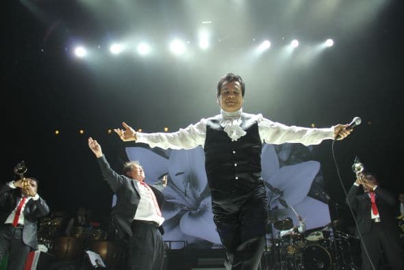 El Divo de Juárez, Juan Gabriel, hizo retumbar Phoenix con su música, su voz y sus bailes, enloqueciendo a miles de fans que llenaron el US Airways Center. Con un "¡Viva México!", Juanga arrancó su gira de conciertos del tour "Volver" ante un auditorio repleto que respondió con la misma pasión. Este ícono mexicano deleitó al público con sus grandes éxitos como "Querida", "El Noa Noa", "Inocente pobre amigo," y "Amor Eterno" entre muchos otros. El cantante se entregó por entero a sus seguidores, quienes cantaron, bailaron, lloraron y hasta aprovecharon para tomarse una selfie en un espectáculo que fue divertido y emotivo a la vez.