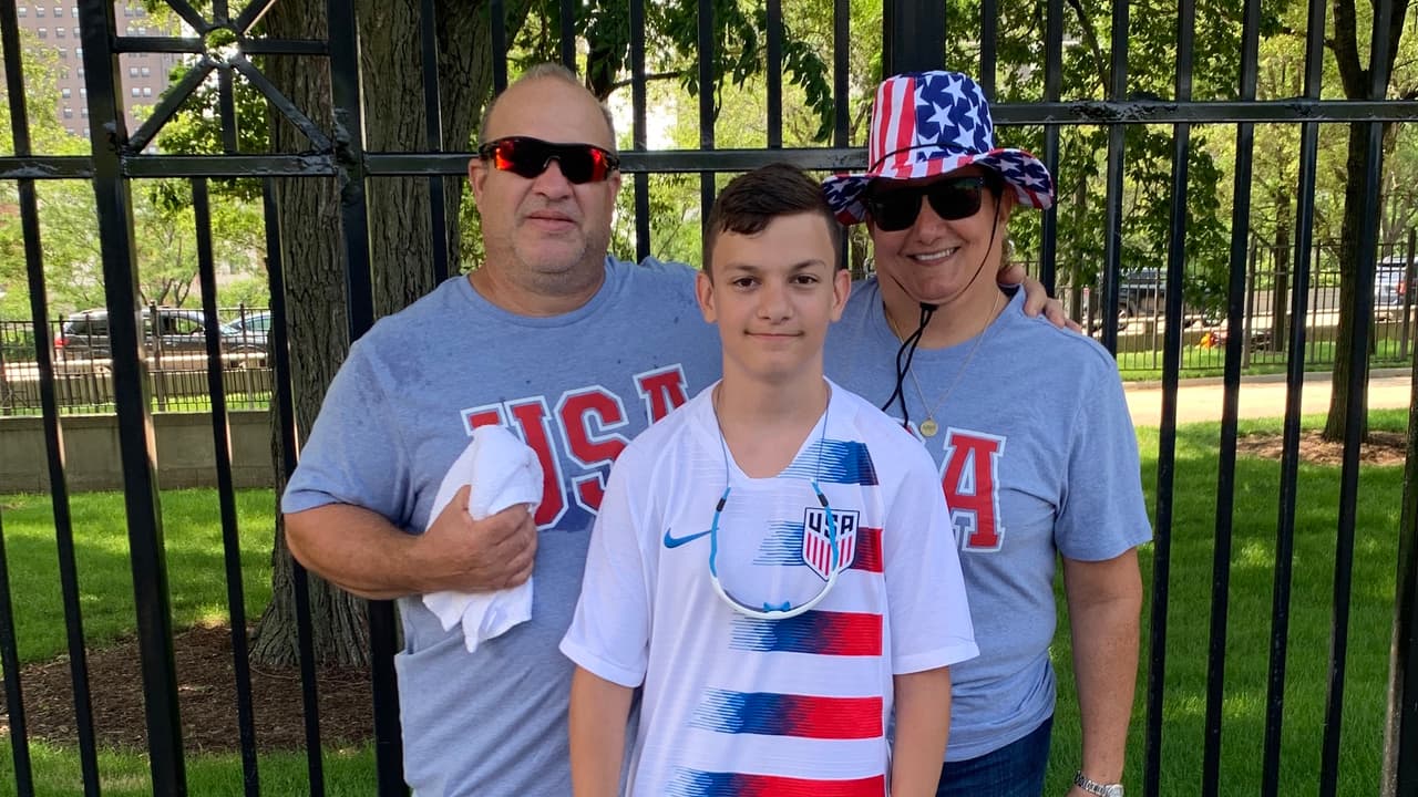 La gente está entusiasmada por el partido.