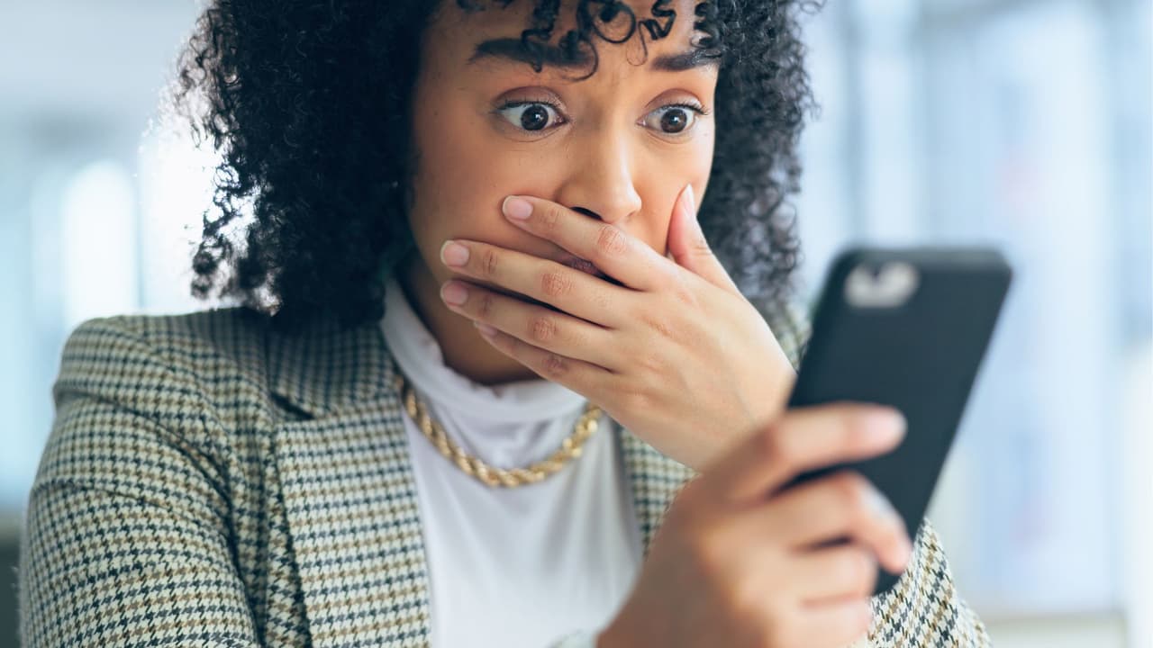 <b>1- Ten cuidado con los extraños:</b> Conéctate solo con personas que ya conoces y desconfía de 
<b>quienes evitan reunirse en persona o mostrarte más detalles</b> de su vida, como fotos o videollamadas. 
<i>Si algo se siente raro, probablemente lo sea</i>. 
<br>
<b>2- Sé escéptico ante historias dramáticas:</b> Si alguien te cuenta una tragedia urgente, como
<b> una emergencia médica o la necesidad de un boleto de avión para visitarte</b>, mantén la calma.
<i> Los estafadores manipulan las emociones para que actúes precipitadamente. </i>