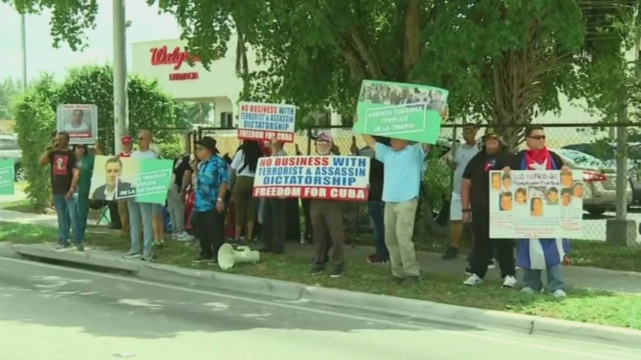 Protestas frente a sede de Cubamax en Hialeah: exiliados piden libertad de presos políticos en la isla