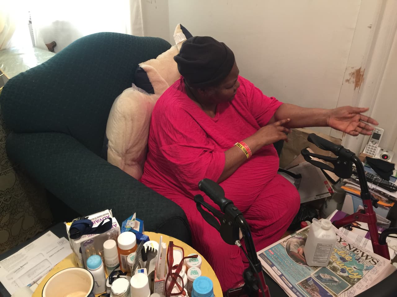 Inquilinos de HPD viven entre moho, chinches y paredes roídas en Harlem 