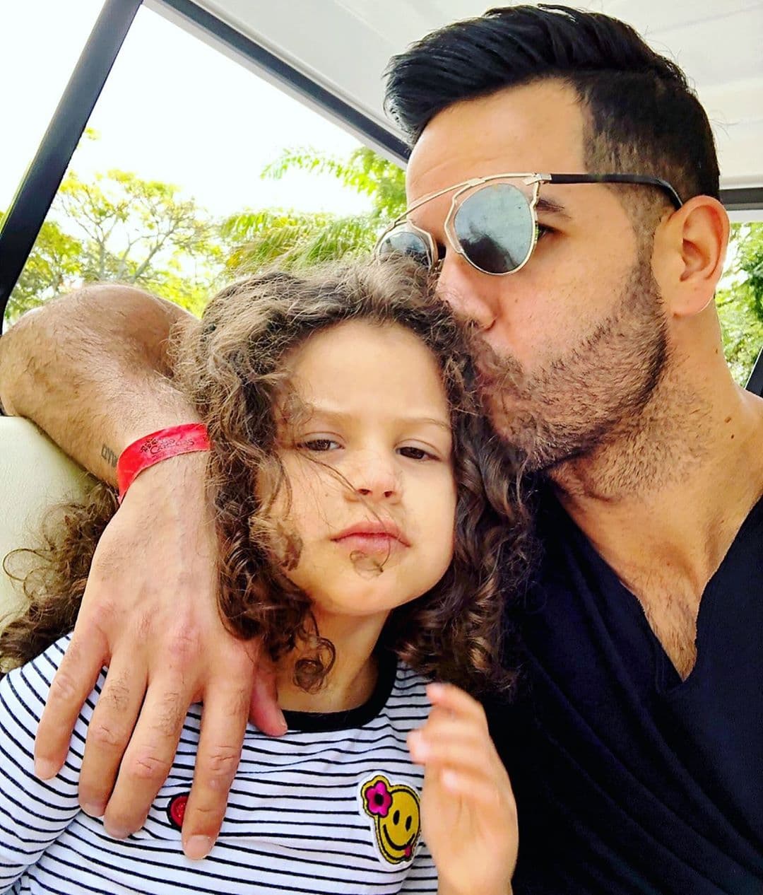 Recientemente, su compañera y amiga Francisca Lachapel lo sorprendió jugando a las muñecas con las niñas, lo anterior ocurrió cuando la dominicana le llamó al chef para pedirle un consejo de cocina.
<br>