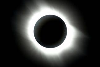 Un eclipse es la ocultación de un astro por otro, así de simple. En el caso del eclipse solar tenemos a la Luna interponiéndose entre el Sol y la Tierra lo cual proyecta una zona de sombra visible desde nuestro planeta.