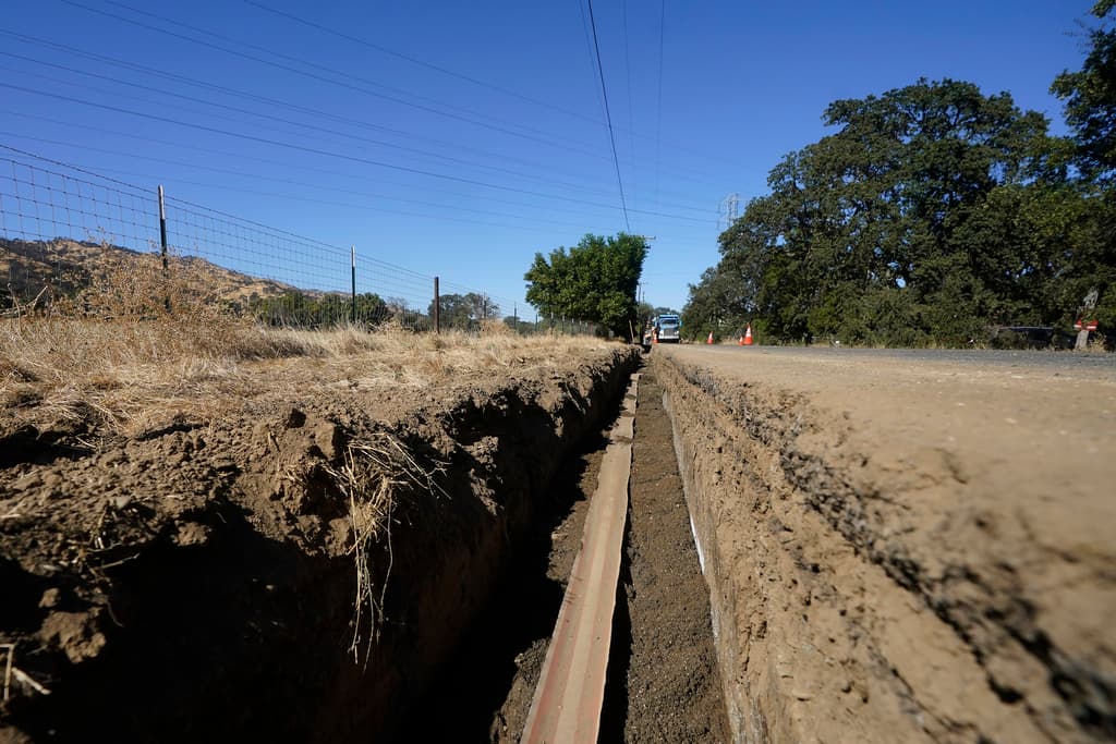 Sin embargo, los reguladores estatales se oponen al plan de PG&E debido a su costo y la carga financiera que recaería sobre los clientes de la empresa. Se estima que el enterramiento de las líneas eléctricas costaría alrededor de 5.900 millones de dólares, y los clientes tendrían que pagar por ello a través de tarifas más altas.