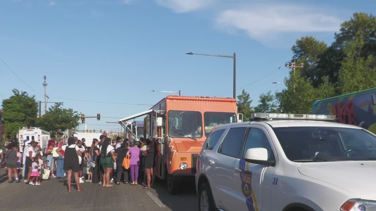 La policía de Filadelfia celebra su tradicional fiesta del barrio con adultos y niños de la ciudad