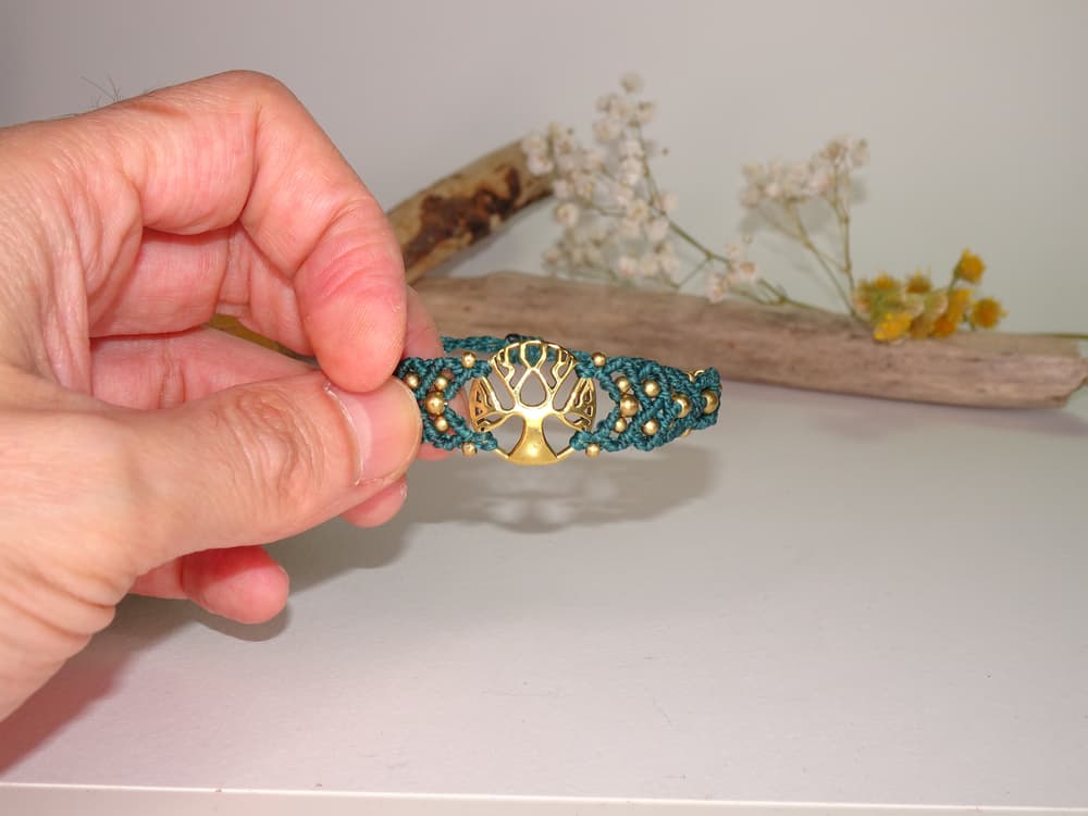 <h3 class="cms-H3-H3">Cómo usar el árbol de la vida </h3>
<br>Hoy en día, el árbol de la Vida es usado como amuleto ya sea en collares, pulseras, anillos, y hasta en la piel. 
<br>