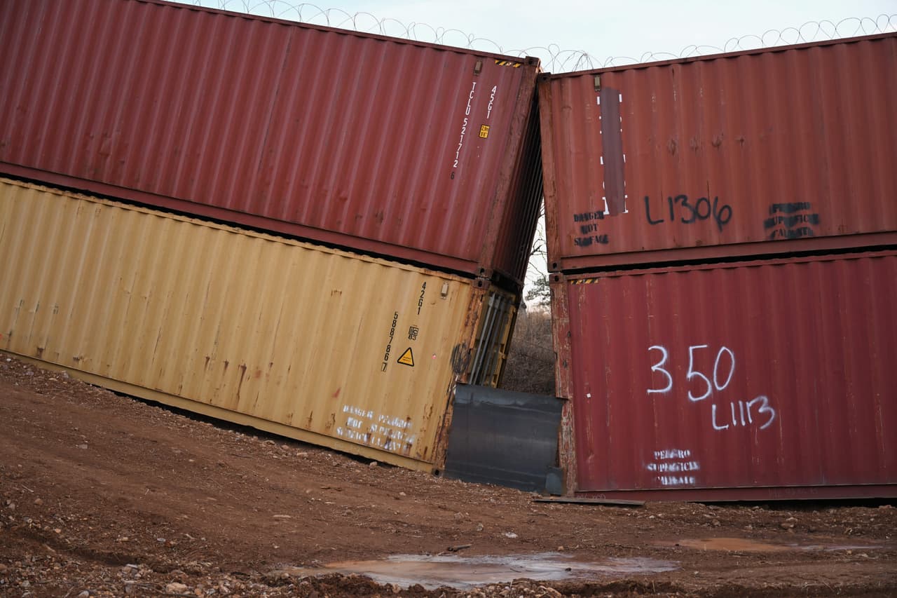 Los contenedores no duraron ni un año en la frontera, pero sí costaron millones de dólares