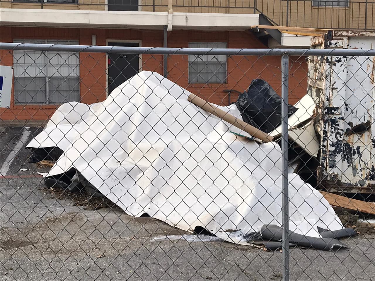 El Departamento de Bomberos de Arlington dijo a Noticias 23 que alrededor de 80 familias se quedaron sin un hogar donde vivir.