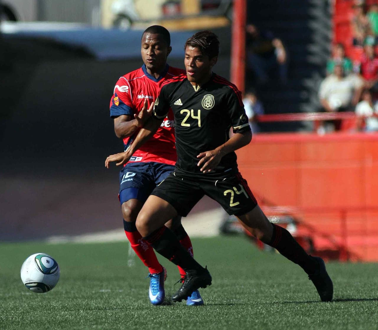 Para la Copa América sde 2011 Jonathan dos Santos fue convocvado para disputarla y jugar su primer partido oficial con la selección nacional.