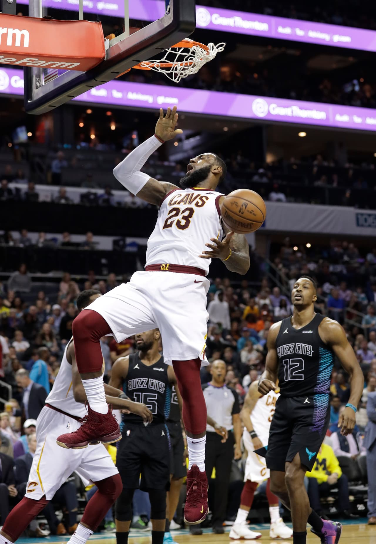 James continuó dominando a los Hornets, después de que en dos partidos previos en la presente temporada lograra 58 puntos, 22 rebotes y 21 asistencias combinadas.