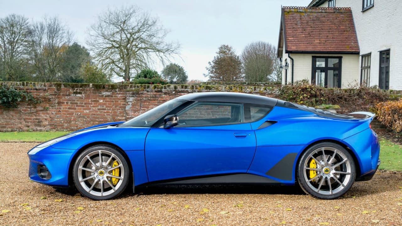 Logra 96 kilos de carga aerodinámica a 190 mph,
<b> 50% más que el Evora Sport 410 y tres veces más que el Evora 400.</b> Esto lo hace uno de los modelos más aerodinámicamente eficientes de Lotus.