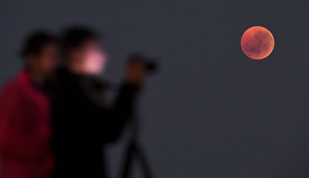 Los eclipses lunares son seguros para mirar a simple vista, así como con binoculares y telescopios, dice el meteorólogo de Los Guardianes del Tiempo.