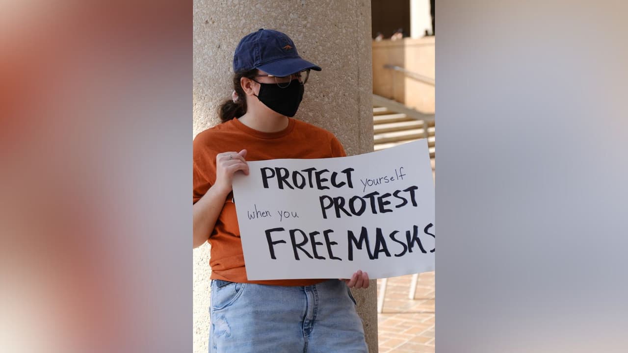 Otra alumna estaba informando a los estudiantes que les daba cubrebocas gratis para que protegieran sus identidades.