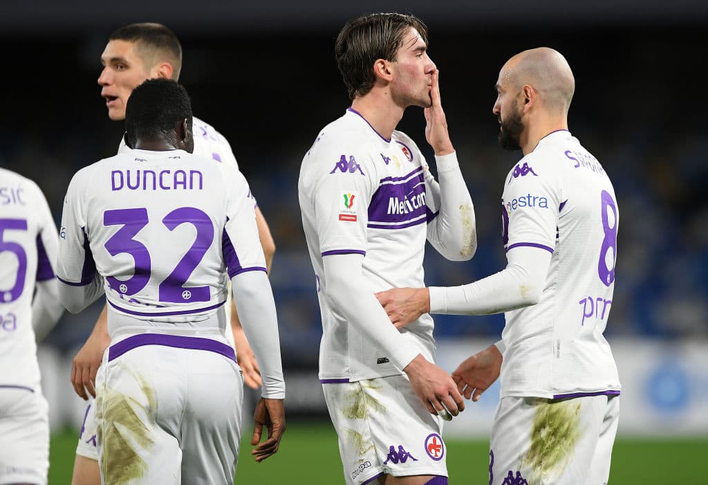 Napoli cae 5-2 ante la Fiorentina en tiempos extra y con 9 hombres, durante Octavos de Final y queda fuera de la Coppa Italia. Dries Mertens y Andrea Petagna fueron los que dieron goles a los locales, mientras que para la Fiore descontaron Vlahovic, Biraghi, Venuti, Piatek y Maleh. EL mexicano Hirving Lozano llevaba 20 minutos en cancha cuando propinó tremendo planchazo y salió expulsado.