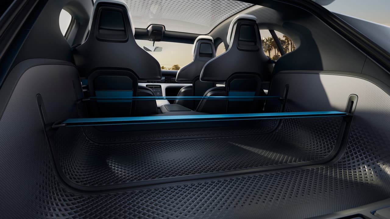 La altura del área de carga del Porsche Mission E Cross Turismo no se ve afectada por la curvatura del techo, lo que la hace aún más amplia y práctica que la de un hatchback regular.