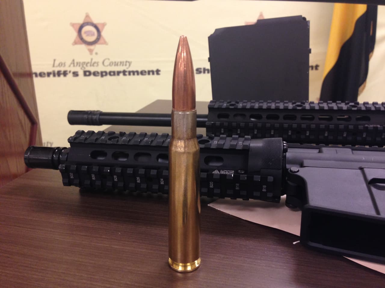 El proyectil para un rifle calibre 50, de tipo militar, y con el cual asesinan los narcos en México.