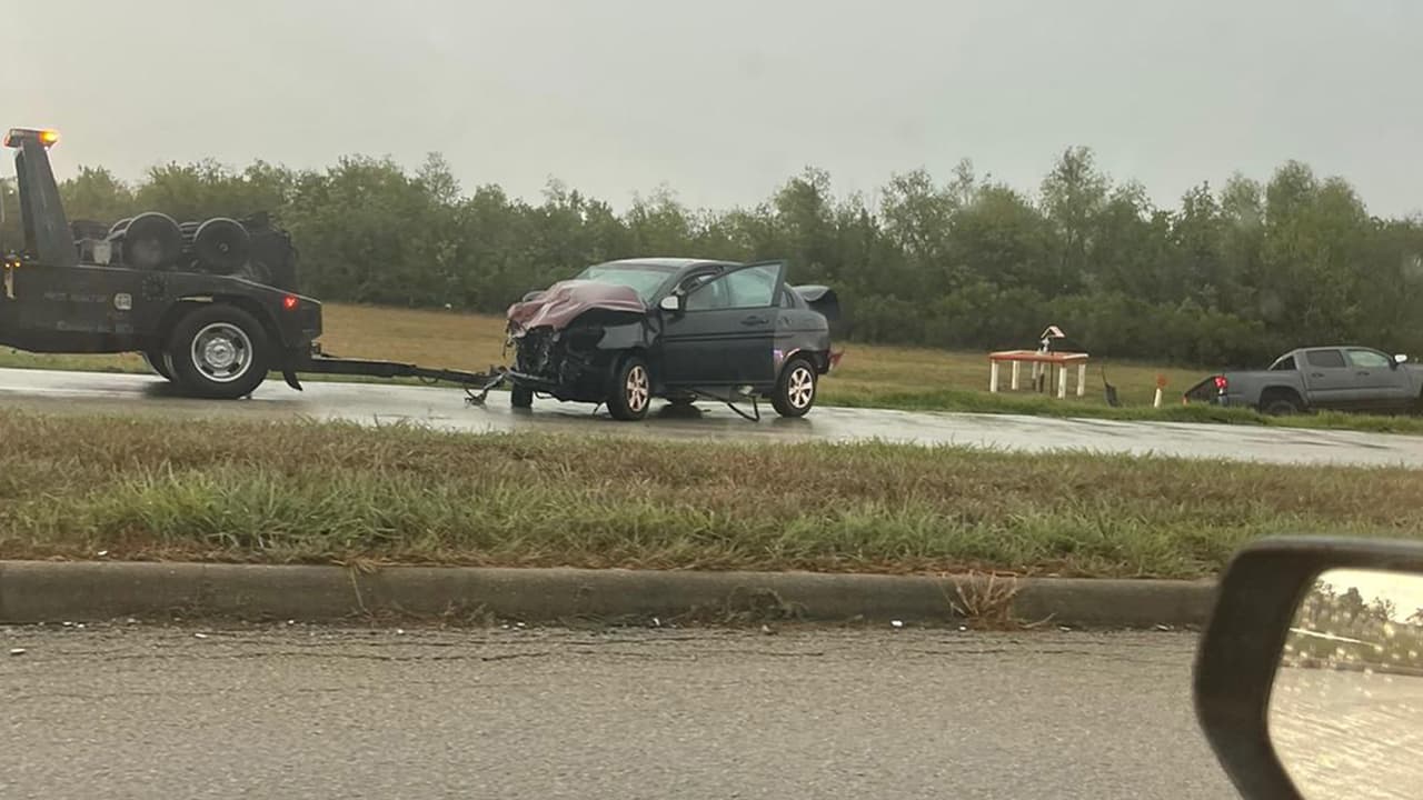 Sin pisar el freno debes girar el volante hacía la dirección donde quieras que vaya el vehículo.