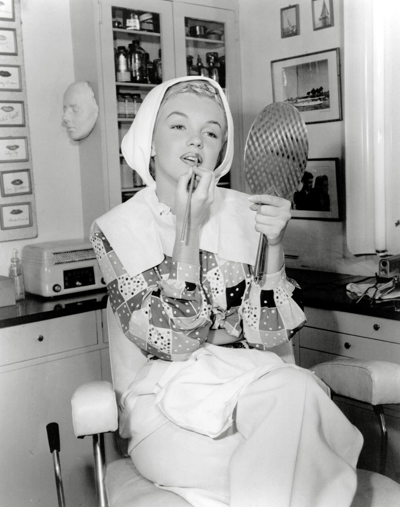 Primero delineaba sus labios, rellenaba con varias capas de labial rojo y se colocaba el polvo en el centro de su boca para darle mayor volumen.