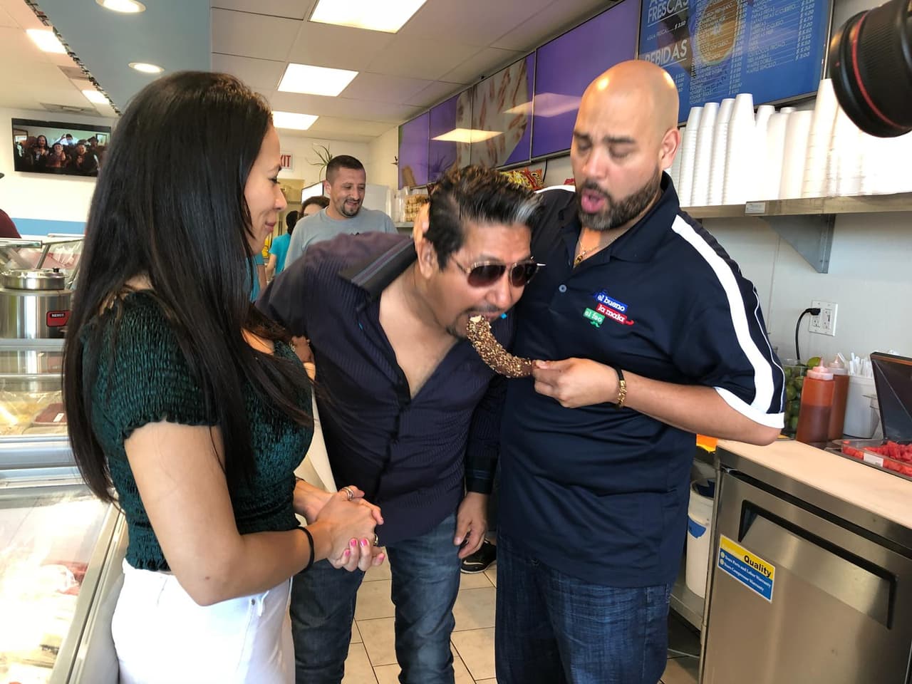 Así que El Pelón lo ayudó para que se llevara un buen bocado.