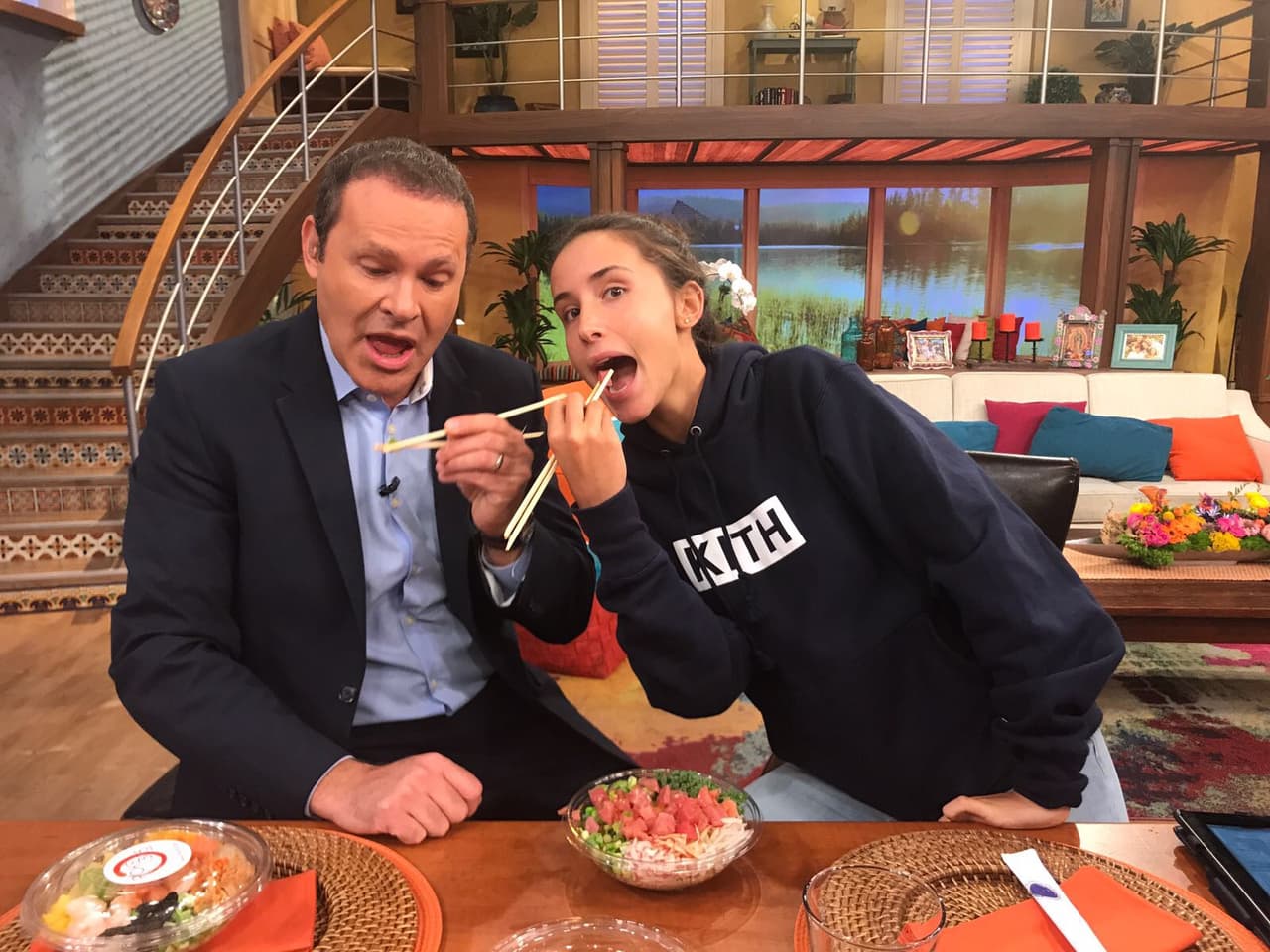 Parece que Alan tenía algunos problemas para usar los palillos.