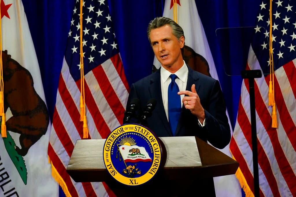 Newsom propone enviar más dinero a residentes de California para enfrentar aumento de precio de gasolina
