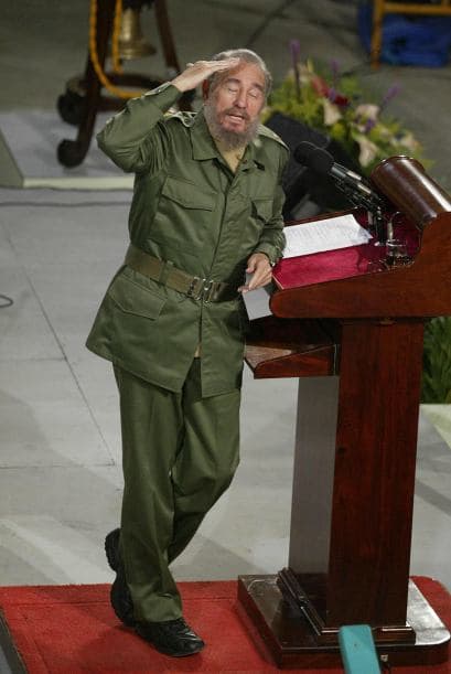 23 de junio de 2001: Los primeros síntomas de enfermedad comenzaron a aparecer hace 12 años. Luego de un largo discurso de 2 horas frente a una multitud en Cuba, Fidel Castro reclinó su cabeza sobre los micrófonos y se desmayó. Sin embargo, el líder cubano culpó al fuerte calor.