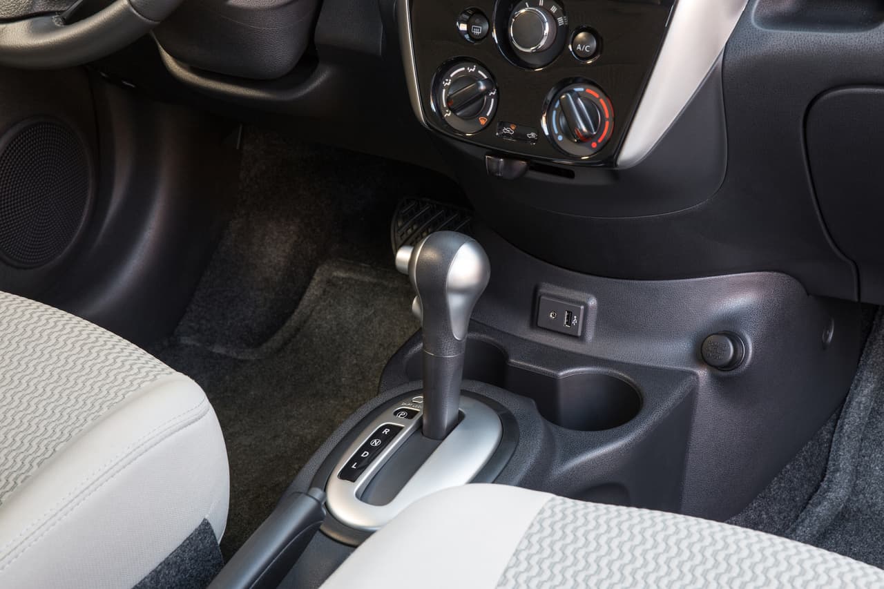 El 
<b>Nissan Versa Note</b> trae una 
<b>transmisión automática</b>, que se opera a través de una 
<b>caja de cambios Xtronic</b> con el control D-Step Logic, que simula diferentes marchas como si se tratara de una caja manual, para dar una mayor sensación de aceleración sin elevar tanto las revoluciones por minuto del motor.