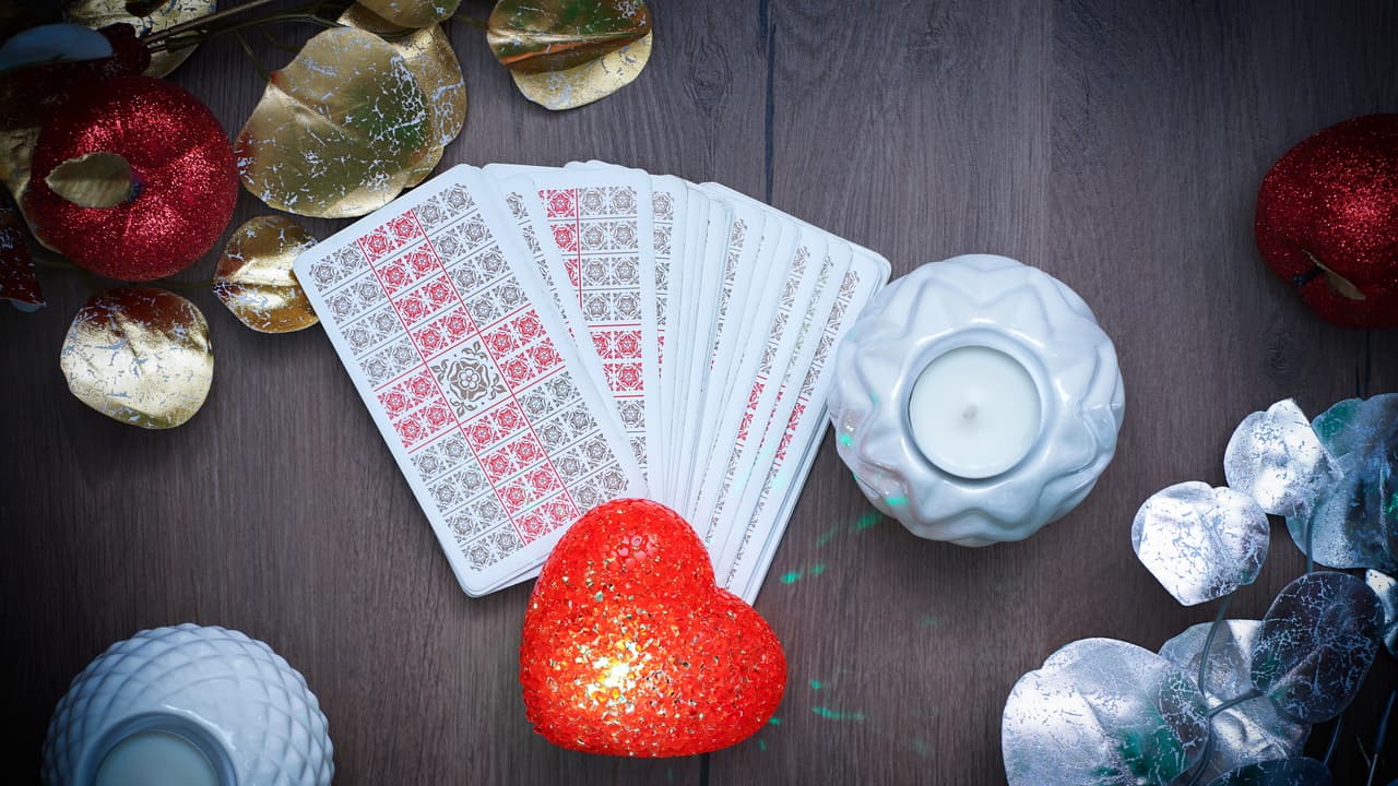 Como sabrás, hay distintas formas de leer las cartas del tarot, y son comúnmente llamadas 'tiradas'. Es decir, se pueden leer en series de tres cartas, por ejemplo, o hay otras que son en forma de cruz celta o hasta una relacionada con los 12 signos del zodiaco.