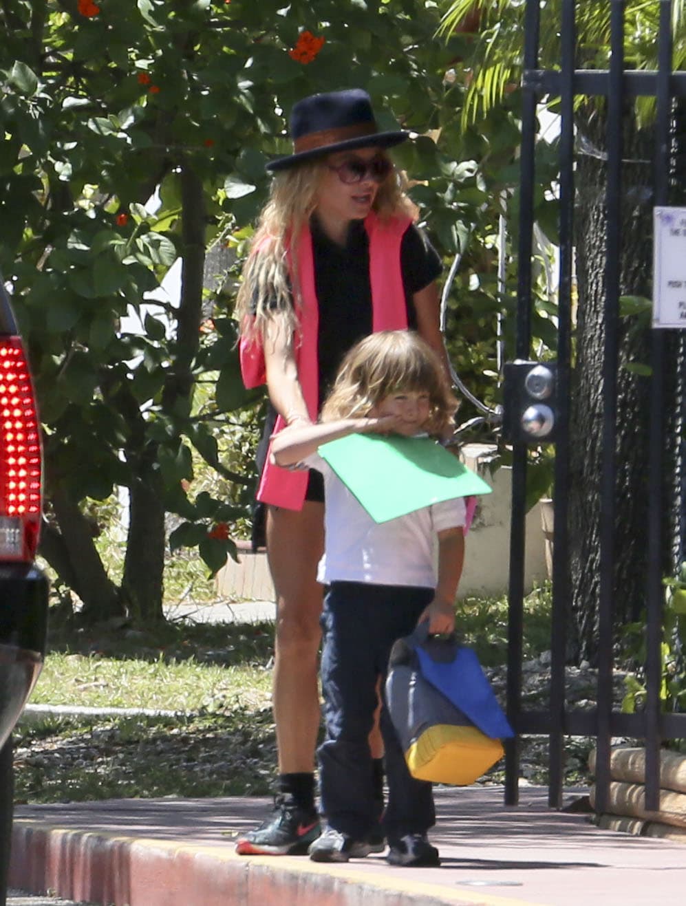 Paulina Rubio se pone al tanto de las tareas de su hijo cada que pasa por él a la escuela.