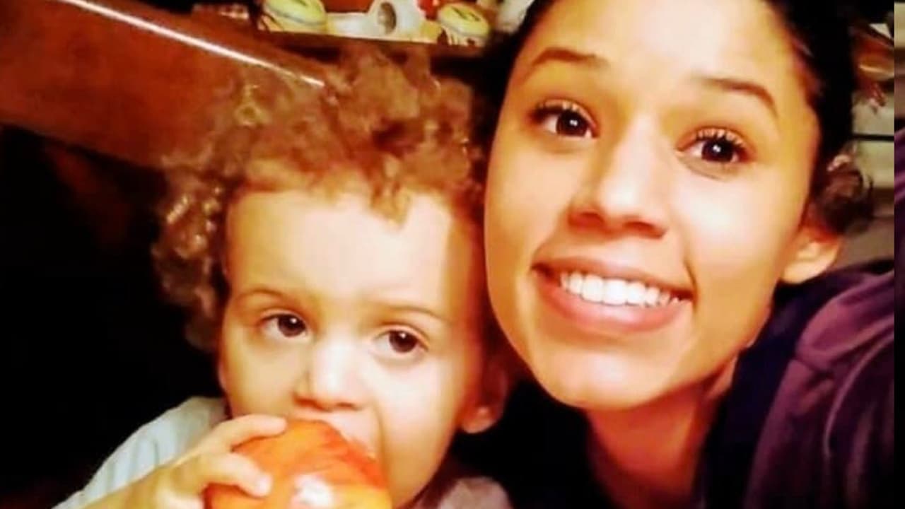 El lunes 27 de julio, la Policía de Miramar publicó en Facebook la foto de una joven de 21 años, identificada como Leila Cavett, de quien dicen puede ser la madre del niño, pero creen que está desaparecida y les preocupa su seguridad y bienestar.