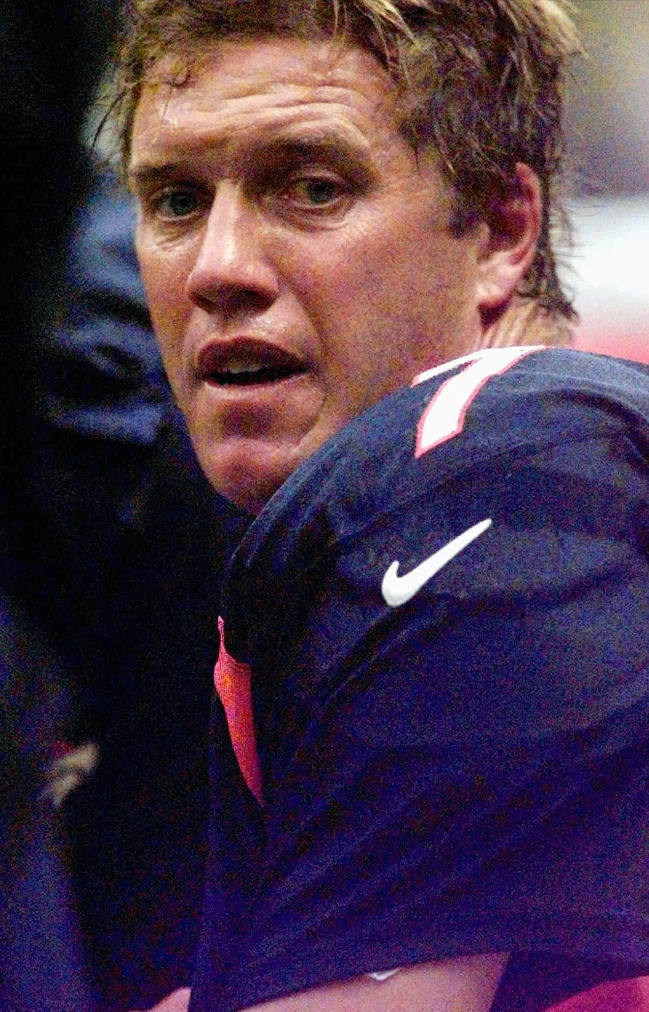 El quarterback de los Denver Broncos, John Elway, sentado en la línea lateral tras sufrir una lesión en el brazo en el primer cuarto del American Bowl 1997 contra Miami Dolphins en Ciudad de México.