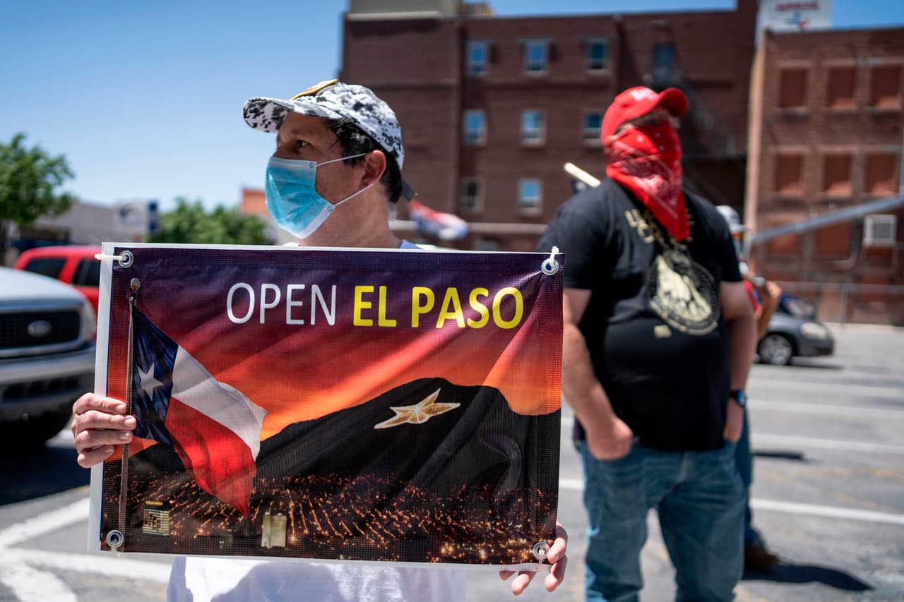 <b>"Abran El Paso", </b>se lee en el cartel de este manifestante. Es uno entre varios que pedían la reapertura del condado en abril de 2020, cuando hubo un primer repunte de casos que fue controlado y mucho menor que el que vive actualmente esa ciudad.
