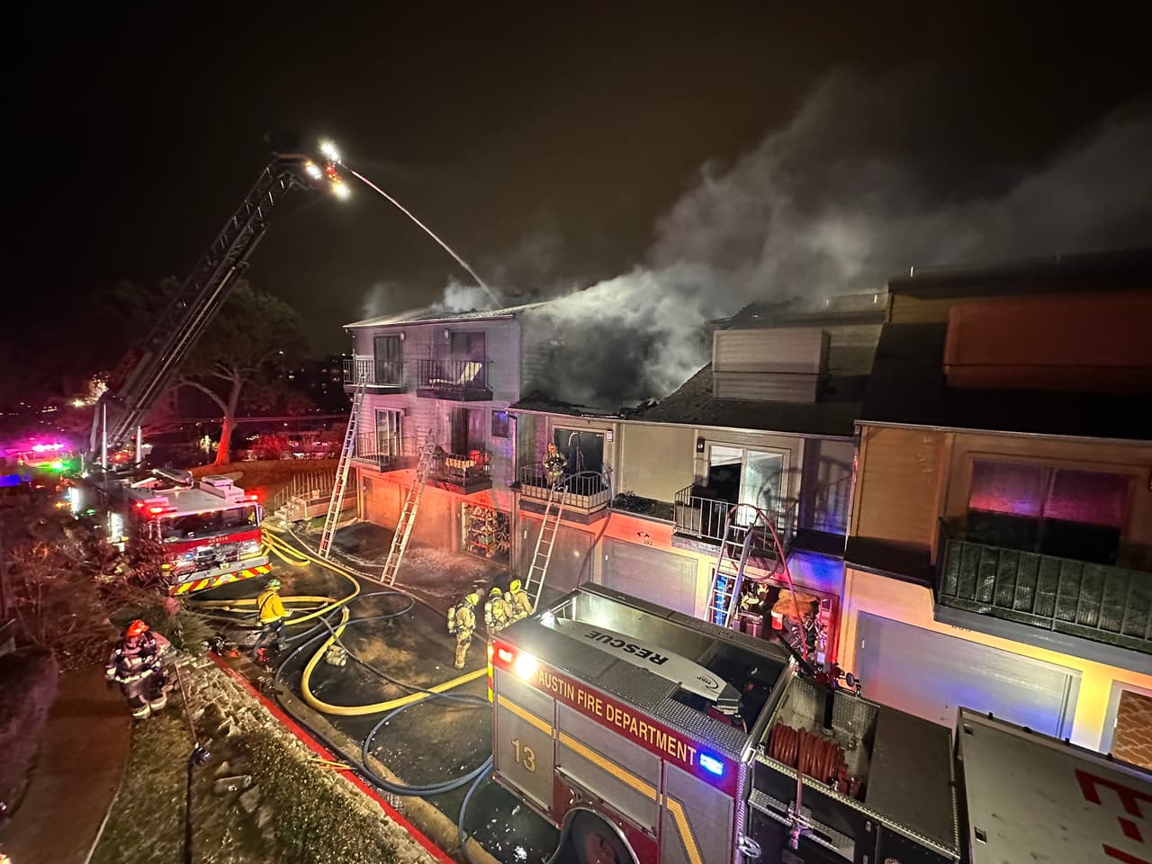 Debido al siniestro todo el edificio se quedó sin energía eléctrica, por lo que incluso los residentes en departamentos no afectados, tuvieron que evacuar el condominio.