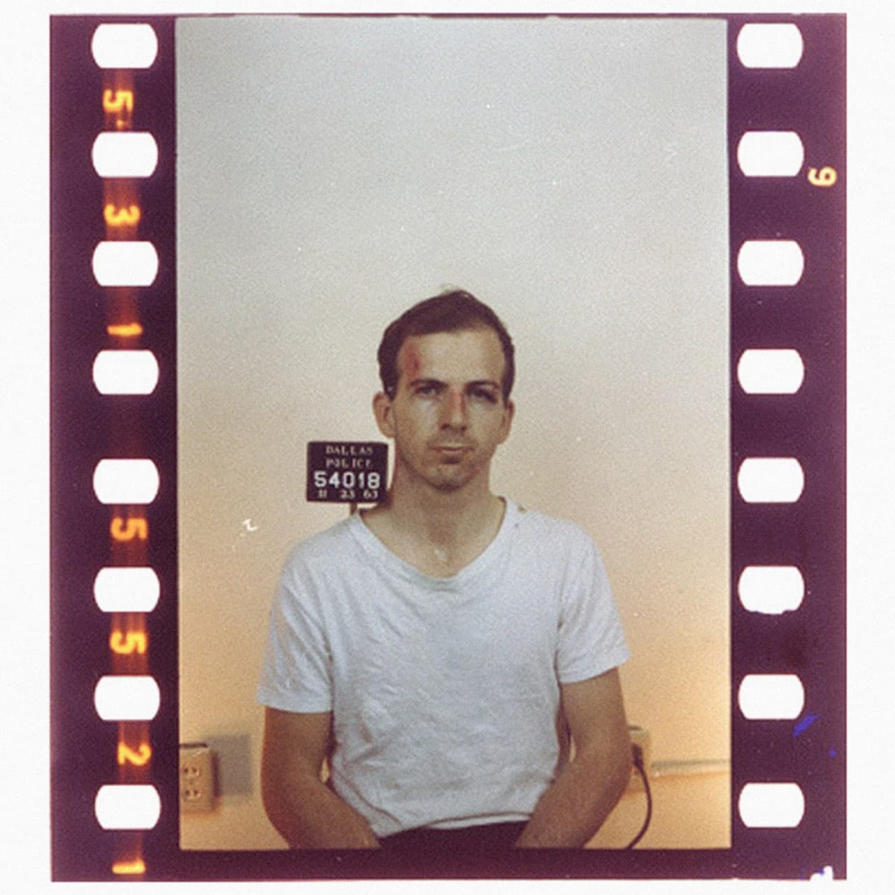 Según las conclusiones de la comisión, Lee Harvey Oswald, un exmilitar estadounidense convertido al comunismo fue el autor material y único responsable del magnicidio. Oswald desertó y vivió en la Unión Soviética por lo que muchos sospechan que su participación en el asesinato de JFK fue parte de un plan mayor. La fotografía corresponde a la ficha de la policía de Dallas después su arresto.