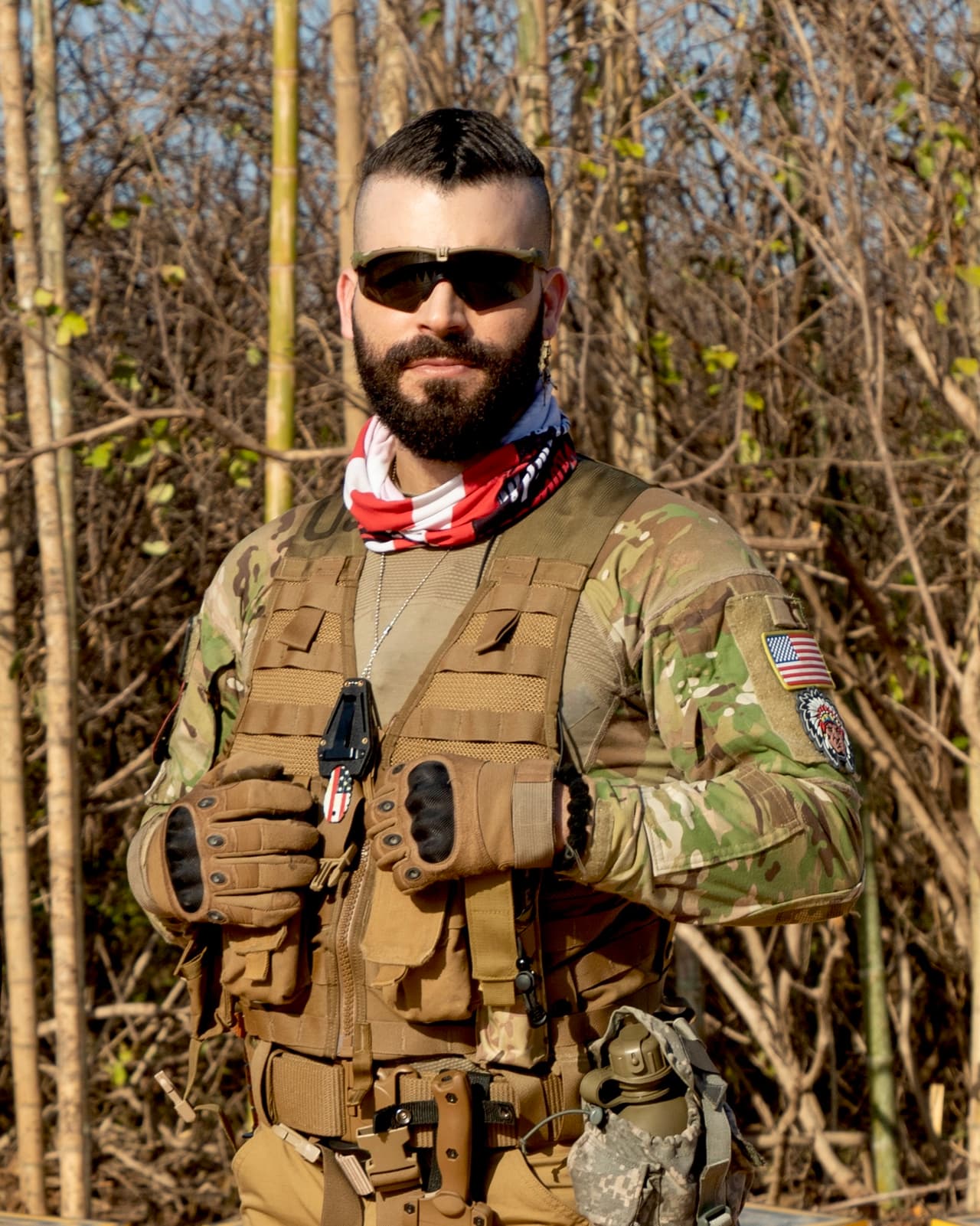 <h2 class="cms-H2-H2">Adrián Di Monte</h2>
<br>Tras debutar en 2022 como conductor de Reto 4 Elementos, el actor repite como presentador del show en donde ahora se enfrentarán a las duras condiciones climáticas de la costa del Atlántico colombiano.