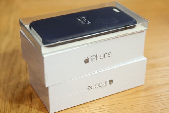 Dos cajas de iPhone 6 sobre una mesa listas para ser entregadas en Alemania.