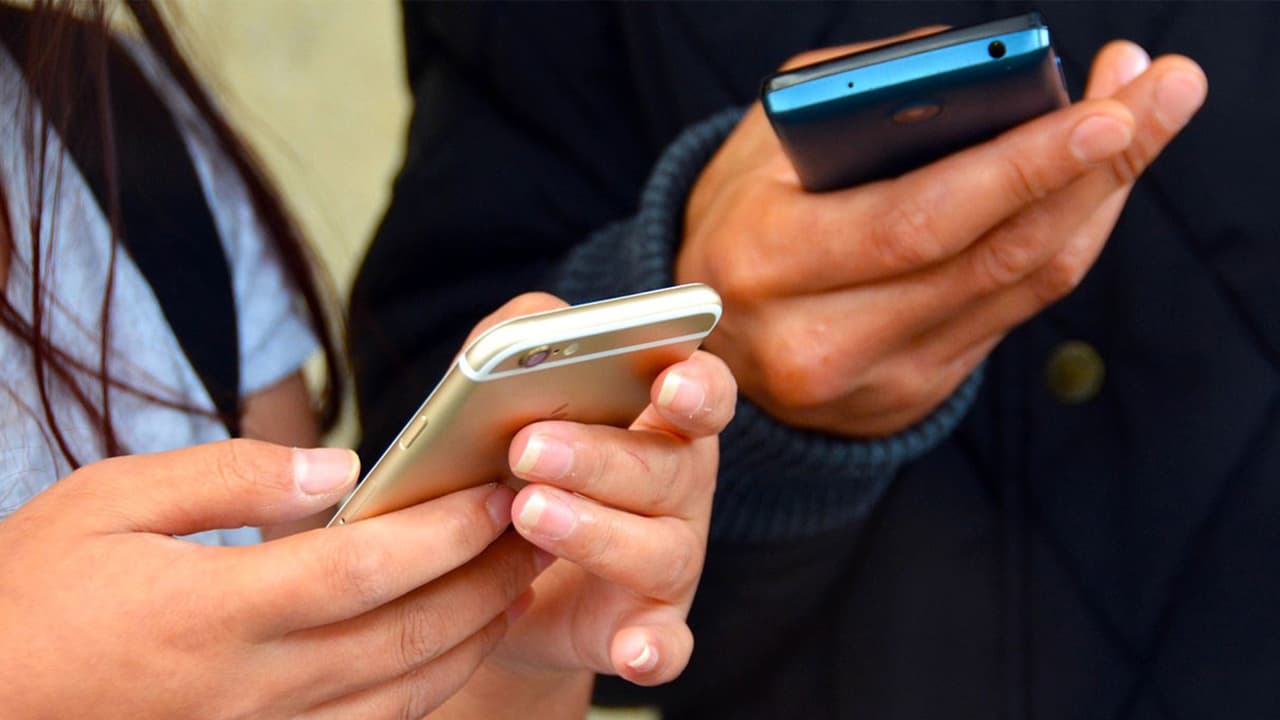 Preparatoria Benito Juárez prohíbe celulares en horario de clases