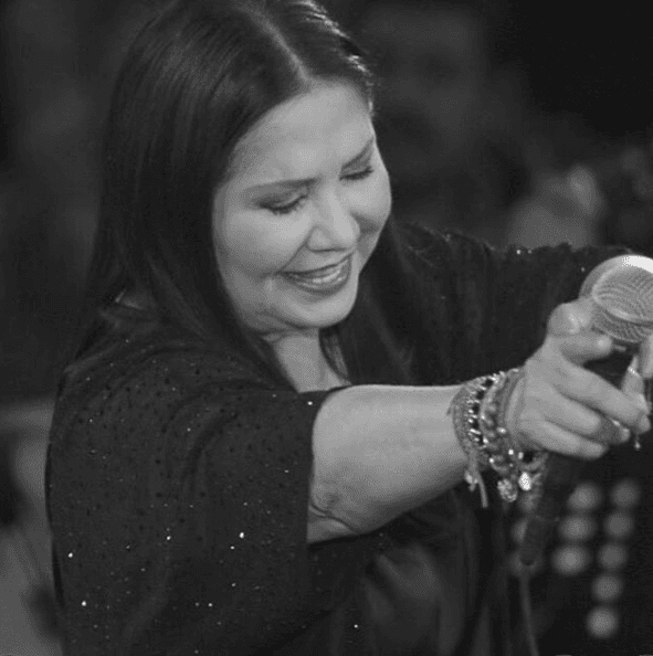 Pero fue en 1986 que Ana Gabriel logró participar en el Festival OTI, donde obtuvo el quinto lugar con la canción "A tu lado".