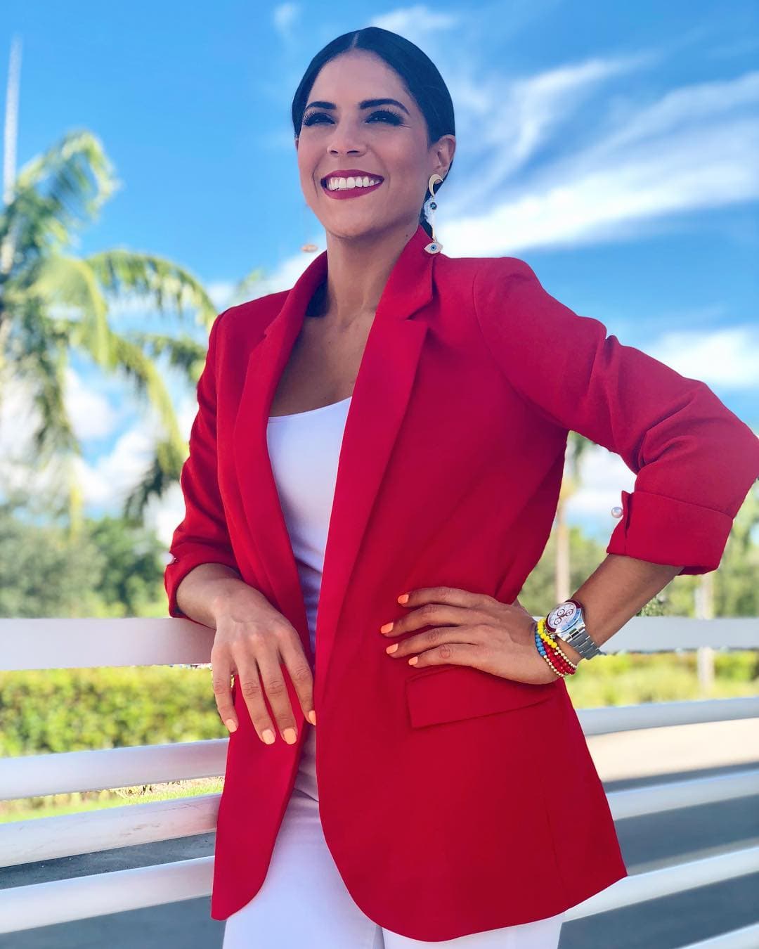 Francisca Lachapel viste en esta linda fotografía un saco 'oversize' en el imponente rojo, combinado con prendas blancas. Este atuendo lo luce de forma casual, es decir con las mangas dobladas y abierto. Por la abertura de la chaqueta también vemos un cómodo top, ideal para los días más calurosos del verano.