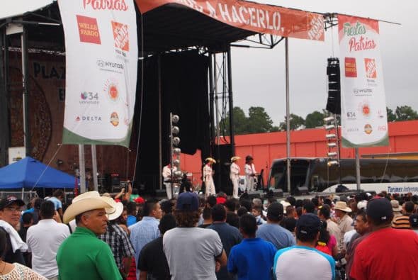 Al ritmo de banda las hermanas Marisol y Vicky Terrazas con su agrupación “Horoscopos de Durango”, pusieron a bailar a más de 80 mil personas que asistieron al evento Fiestas Patrias en Plaza Fiesta.