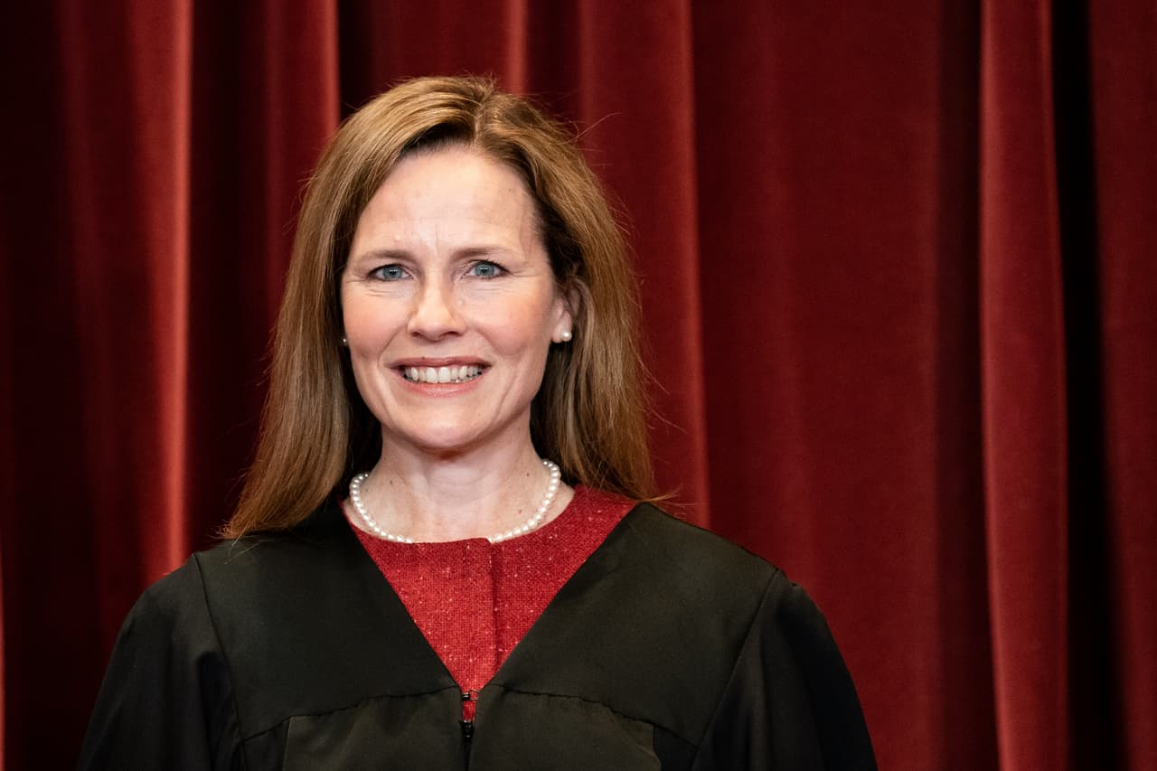 <b>Amy Coney Barret, nacida en 1972.</b> Fue la tercera magistrada que entró a la Corte Suprema durante el mandato de Donald Trump, luego de la 
<a href="https://www.univision.com/shows/noticiero-univision/muere-a-los-87-anos-ruth-bader-ginsburg-jueza-de-la-corte-suprema-tras-una-dura-batalla-contra-el-cancer-video">muerte de Ruth Bader Ginsburg</a>. Es una jurista conservadora, la quinta mujer en ocupar un puesto en el Máximo Tribunal.