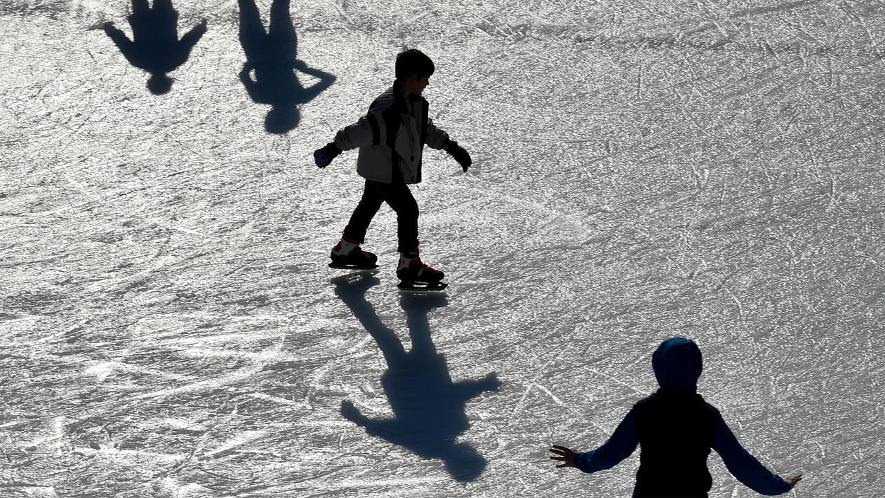 <h3 class="cms-H3-H3"><b>Mt. Greenwood Park</b></h3>
<br>Justo en el vecindario del mismo nombre, al oeste de la calle 111 te espera una pista en la que además se ofrecen programas de patinaje, tiempo de patinaje libre y otras actividades para quienes apenas aprenden a patinar. 
<b>El costo es de $7 </b>y no se requiere reservación. 
<br>Más información en 
<a href="https://www.chicagoparkdistrict.com/parks-facilities/mount-greenwood-park" target="_blank">la página del parque</a>. 
<br>
<br>