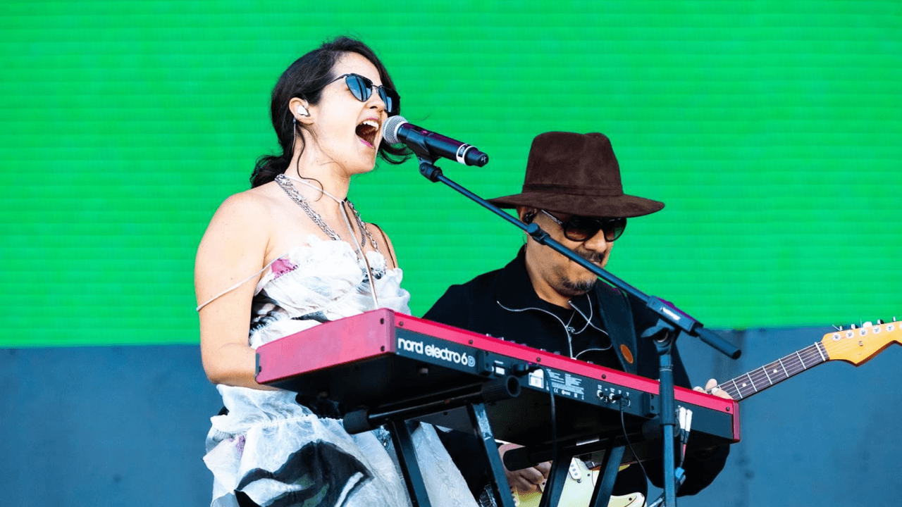 Ximena Sariñana es una de las cantantes que participan en el escenario del pop en Bésame Mucho, donde hay de todos los géneros musicales para los asistentes.