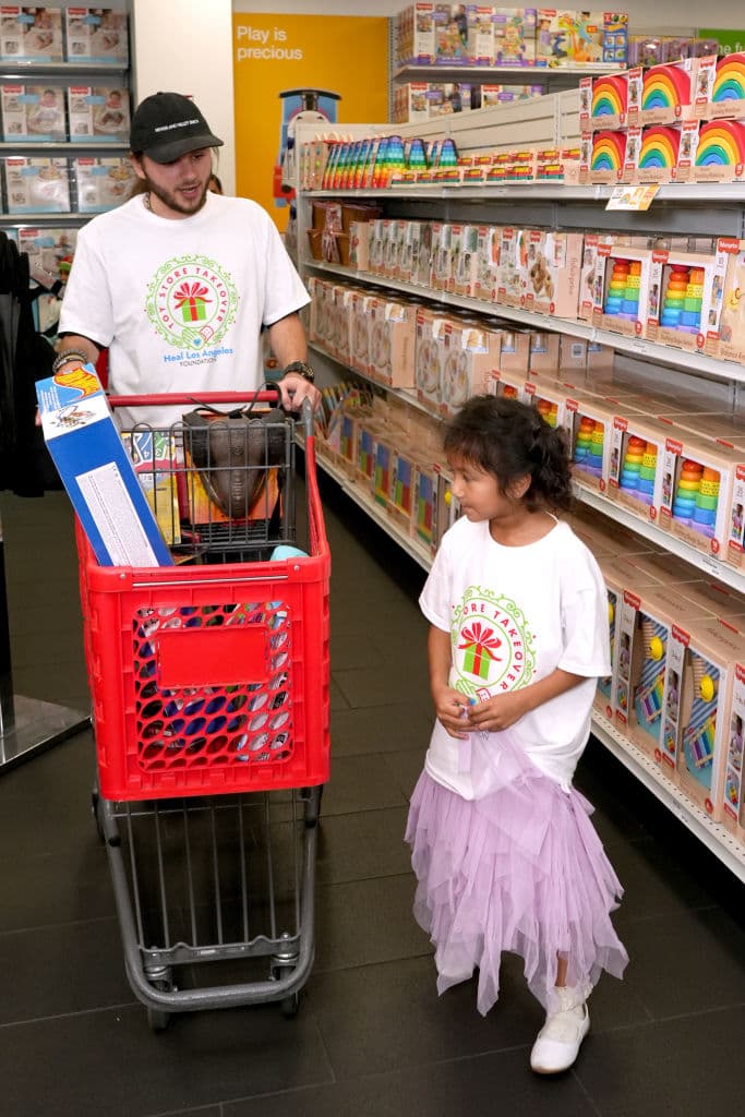 A otros, Prince Jackson tuvo que ofrecerles un poco más de ayuda pues
<b>no se atrevían a pedir juguetes</b>. Poco a poco y con la ayuda de Santa Claus, los pequeños iban entrando en confianza y eligiendo regalos.