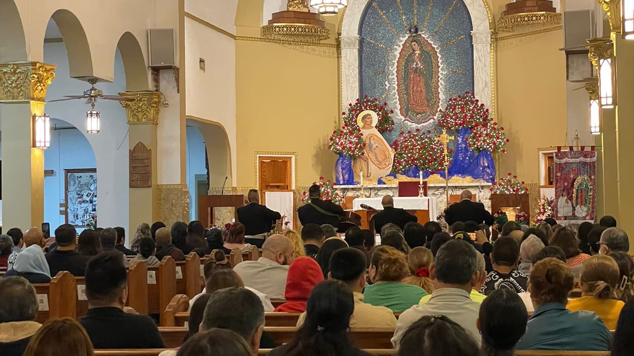 Desde muy temprano este lunes, los feligreses acudieron a la iglesia Nuestra Señora de Guadalupe en el centro de Houston para cantarle las mañanitas a la virgen.