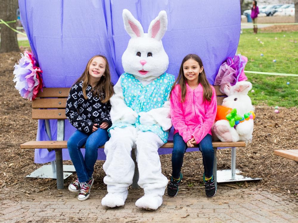<b>Evento</b>: Hopping Down the Bunny Trail
<br>
<b>Fecha</b>: 27 de marzo
<br>
<b>Lugar</b>: Marsh Creek Community Center. 3050 N New Hope Rd. Raleigh, NC
<br>
<b>Sitio web</b>: 
<a href="https://ncraleighweb.myvscloud.com/webtrac/web/iteminfo.html?Module=AR&FMID=237294016&InterfaceParameter=WebTrac">https://ncraleighweb.myvscloud.com/webtrac/web/iteminfo.html?Module=AR&FMID=237294016&InterfaceParameter=WebTrac</a> 
<br>
<br>Los niños podrán llenar sus canastas con huevos, manualidades y premios mientras pasean por las estaciones de actividades repletas de huevos. Los niños también tendrán la oportunidad de tomarse una foto con el conejito de pascua. Este evento es gratuito para niños menores de 12 años.