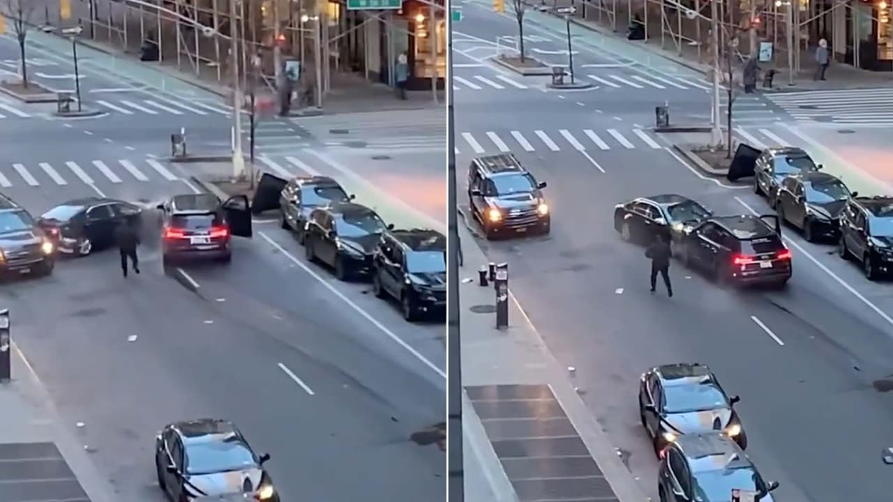 Captan violento robo de auto en Manhattan: conductor arrastra a un vehículo y choca a otro 