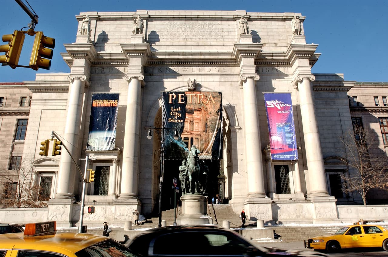 El Museo Americano de Historia Natural ya estaba "emprendiendo pasos adicionales para mantener un ambiente sano y seguro", al usar "protocolos de limpieza ampliados, compartiendo las prácticas recomendadas de higiene del Departamento de Salud de Nueva York y la suspensión de programas después de la escuela, pijamadas, y eventos externos", según un comunicado de la institución el jueves.
<br>
<br>Pero ahora, se está cerrando temporalmente de acuerdo con la prohibición estatal de grandes reuniones.