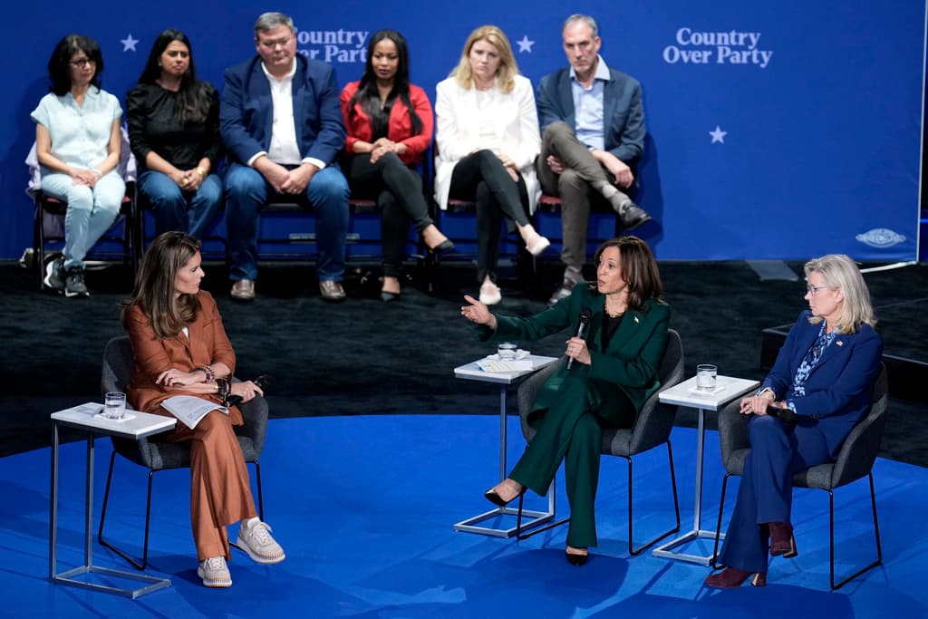 Kamala Harris y Liz Cheney conversan con la moderadora del espacio, la periodista Maria Shriver.
