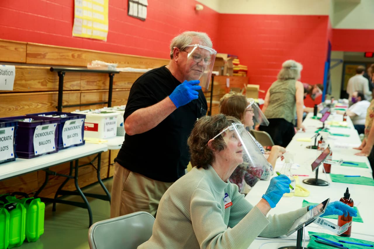 <b>Puesto 15: Indiana. </b>El pago semanal promedio por desempleo era de 300 dólares, menos que en la mayoría de los estados y solo un tercio del promedio del salario semanal. El acceso a esos beneficios también ha sido más difícil que en la mayoría de los estados, ya que solo alrededor del 34% de los desempleados los recibieron (la tasa de recepción de beneficios nacional es de 37%).